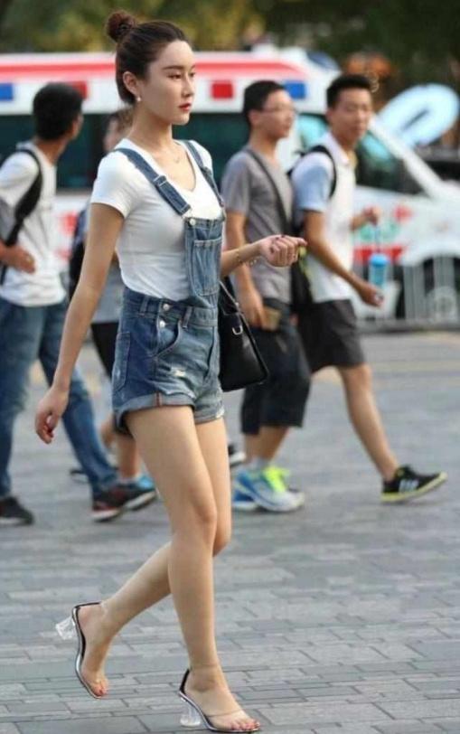 街拍美女的开叉裙，凸显出嫩白的大长腿，是一道美丽的风景线