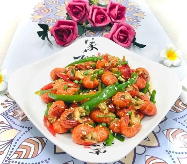 麻辣小龙虾紧实饱满,麻辣鲜香,超过瘾