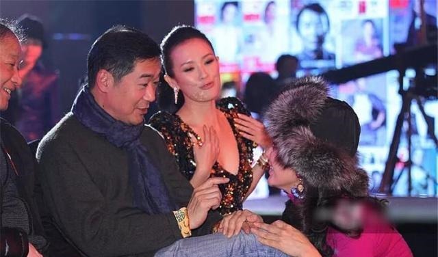 表情|宁静当年蹲在张国立脚边说话,表情谄媚,一旁的章子怡满脸不屑