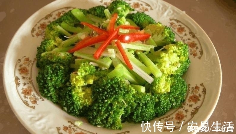 周末家庭聚餐,老妈嫌在外面吃太破费,做了11菜一汤,吃个精光