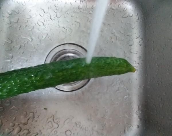 拌黄瓜,这2种调料不要放,10人做8人错,难怪不入味还发苦