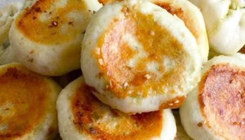 色泽金黄，酥脆焦香松软可口，外皮酥脆，内层松软，咬一口满嘴香