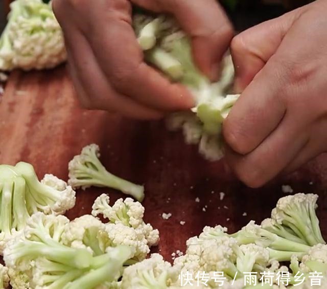 干锅花菜这么做，色泽鲜亮嫩黄，肉汁与花菜相互渗透，香辣又爽口！