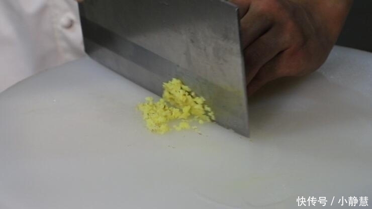  皮蛋的美味做法，只要一个料汁，制作超简单，全家都爱吃