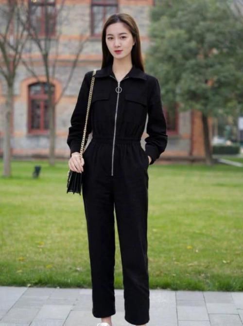 美丽|街拍小姐姐一款白色的半袖短款连衣裙,服饰修身美丽,大方得体