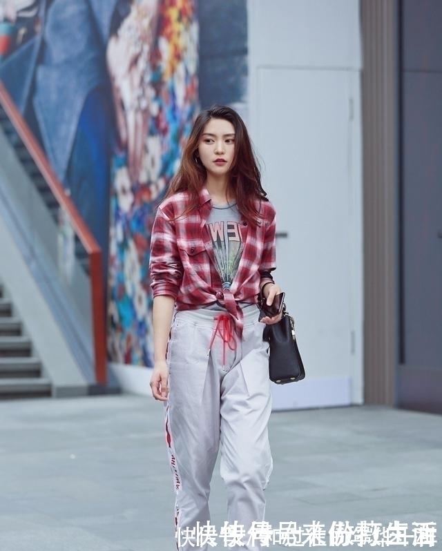 时尚范|路人街拍,小姐姐一字肩和牛仔热裤搭配,充满时尚范