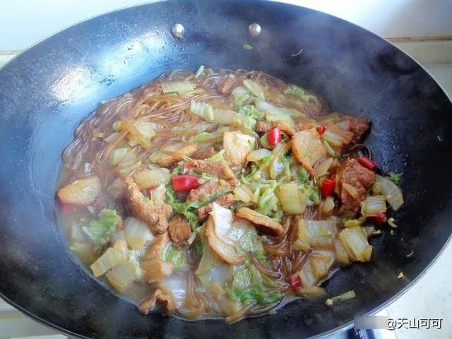 看我家下雨天午餐吃的啥?白菜粉条炖肉,好吃又暖和