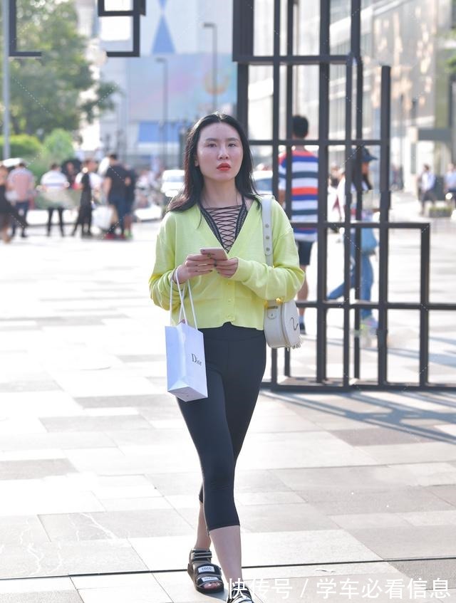 半长裤 荧光黄针织衫搭配网状内搭,性感时髦,成熟大气的时尚运动风!