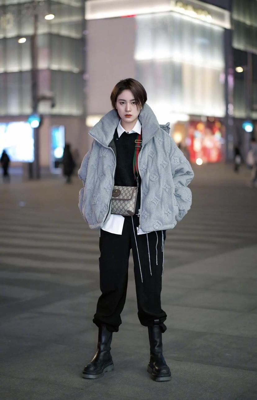 黑靴+下装=初春最佳组合，洋气个性又显腿长，时髦精们都上头了