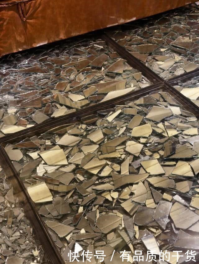 玻璃|朋友家的玻璃地板火了！装修剩点玻璃砸碎了填充进去，不敢上脚踩！