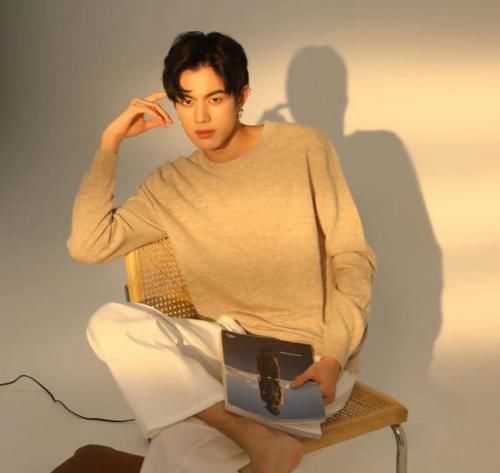 00后鲜肉和黑粉恋爱!放话退圈不想赚钱,私生活被扒还是软饭男