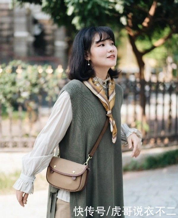 觉得穿搭太单调？一根“丝巾”就解决，这些小心机太亮眼了