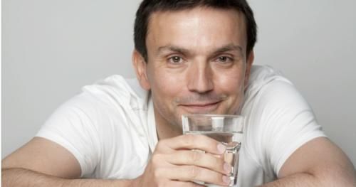 高尿酸|尿酸高，睡前有3个反常说明肾衰已不远，多吃1物，排尿酸安肾脏