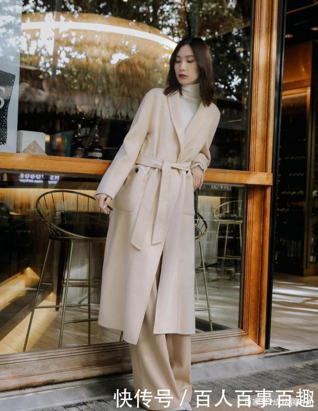 大衣下面应该搭什么懂搭配的女生都喜欢这样穿,优雅显瘦又耐看