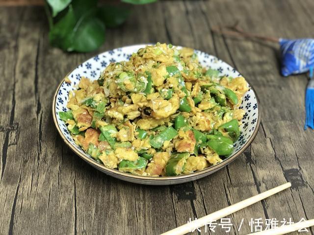 辣椒炒鸡蛋|辣椒炒鸡蛋“农村版”做法,奶奶吃了一辈子,外焦里嫩特别下饭