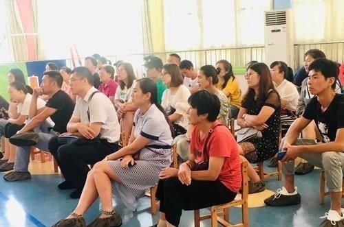 家长会|宝妈穿着新买的“洋衣服”去开家长会,班主任看到:换一件再来