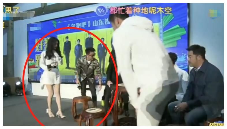 跑男家族出席发布会，baby穿短裙容易走光，黄旭熙的举动好圈粉