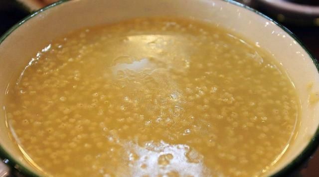 米油|煮小米粥时，直接煮就错了，煮之前多加一步，小米粥更容易出米油
