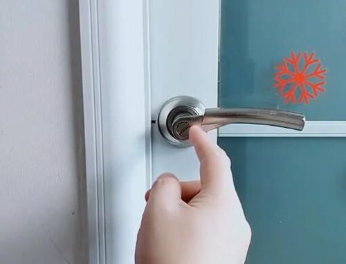 师傅|卫生间门被反锁别着急请开锁师傅，只需一枚硬币，几秒钟轻松打开