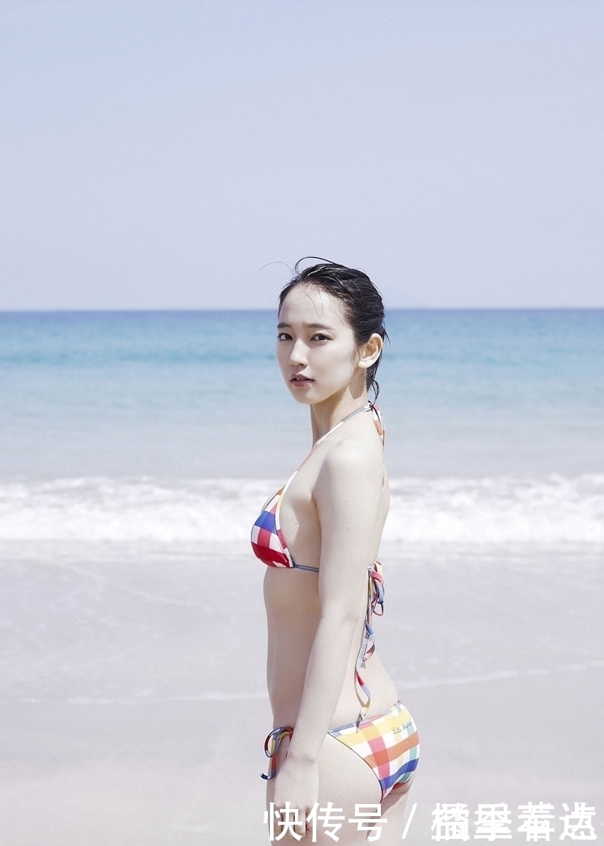 火辣|夏日比基尼泳衣总是吸睛的存在,搭配身材火辣的美女
