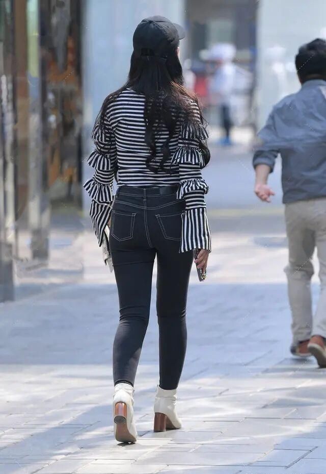 瞧不起谁呢牛仔裤依旧时髦显瘦，占据了街头半壁江山