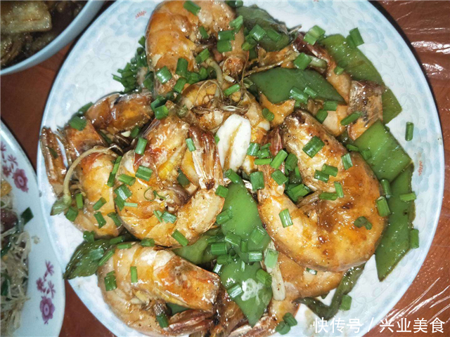 休假在家,媳妇下厨做大餐犒劳,晒朋友圈,邻居要带酒过来蹭饭!