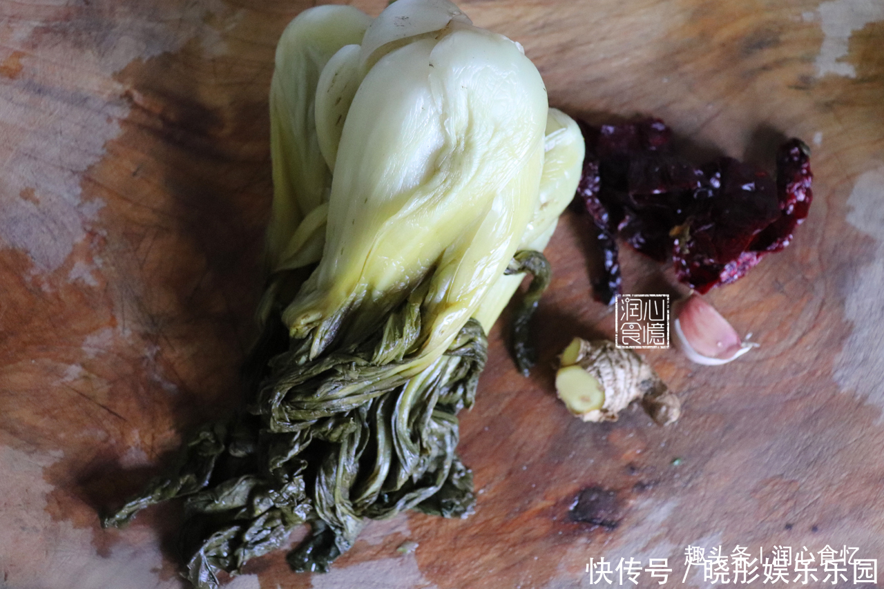 在家|想吃酸菜不用买!自己在家做5天就能吃,炒酸菜也有诀窍,教给你