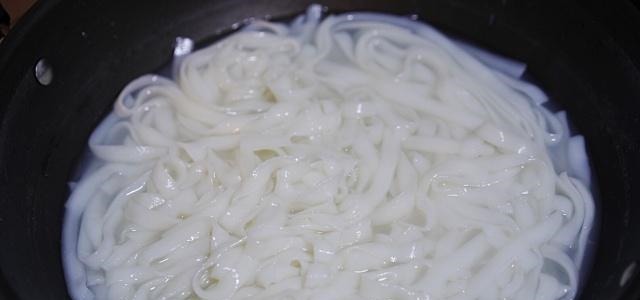 在家就能做出地道的牛腩粉，比店里料足，味道鲜美，简单又快手！