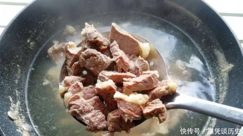 炖牛肉总是又老又柴?大厨教你5个技巧,快速炖软烂,又香又营养
