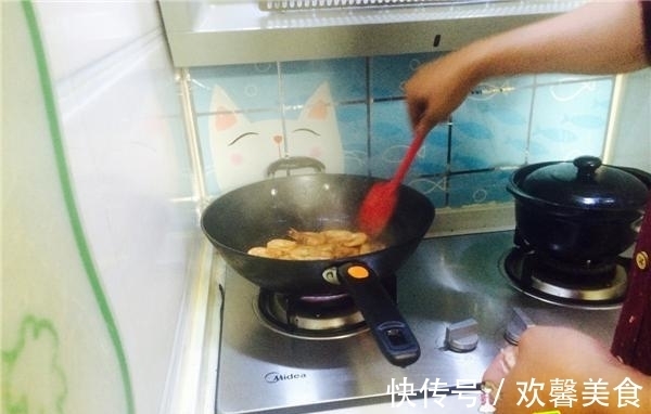 好吃|烧虾的小技巧,只需加一步,入味又好吃,家人都抢着吃