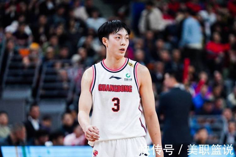 汤杰|CBA胡明轩母亲成网红,穿着打扮如少女 是杜锋的好友 比老公小15岁