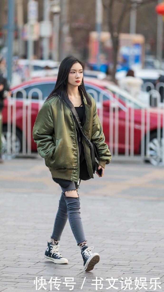 街拍开春穿搭做减法吧!这八款休闲简约风搭配,姑娘们穿着太美