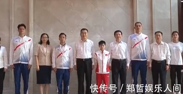 奥运会|全红婵首度现身!领导接见时愣神,全场瞩目焦点,合影绝对C位