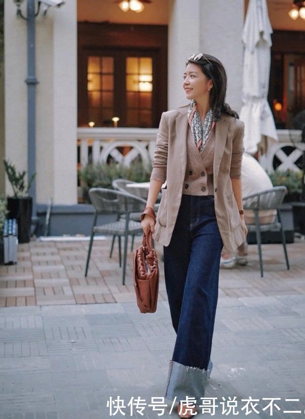 觉得穿搭太单调？一根“丝巾”就解决，这些小心机太亮眼了