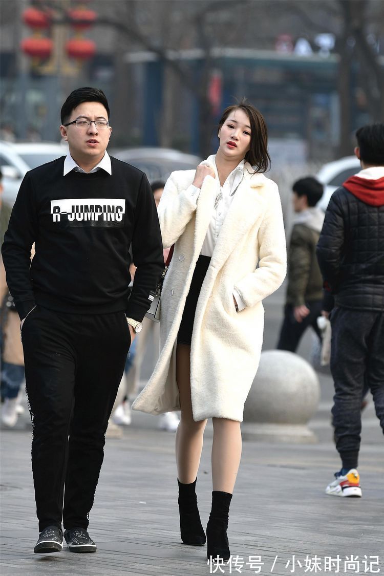 头发 街拍:美女的头发染成蓝色,搭配一条破洞牛仔短裤,时尚有个性!