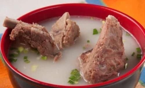 它比排骨便宜，比牛羊肉温和，一斤只需十块钱，炖上一锅真解馋