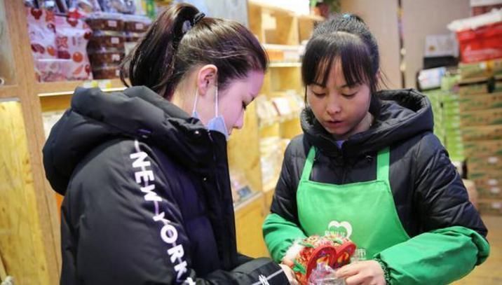 穿衣|90后辣妈给儿子开家长会，却因穿着惹争议，孩子尴尬抬不起头