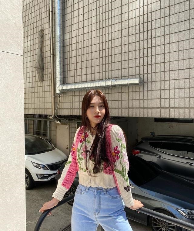 理得很完美|26岁朴秀荣穿搭很精致, 穿针织开衫配蓝色牛仔裤, 轻松穿出高级感