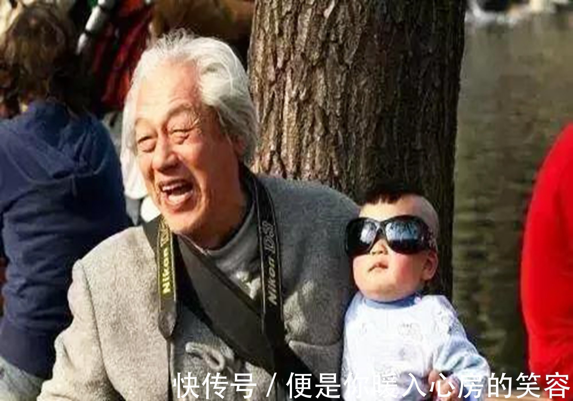 宝妈|全家“独苗”终出生,爷爷和姥爷凝视半小时,网友还以为是照片