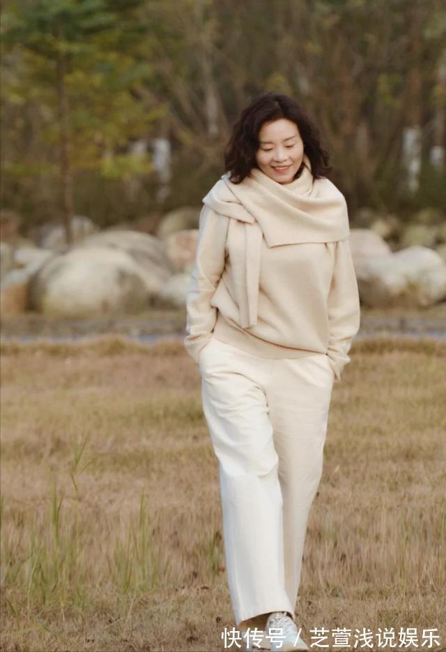 搭配 年过50的女性,穿运动鞋少配修身裤,运动鞋+阔腿裤,休闲时髦