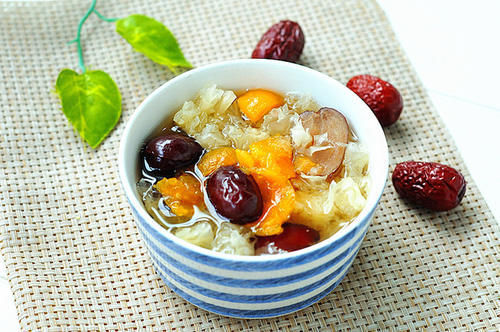 皱纹|银耳和“它”一起煮，隔三差五吃一次，皮肤好皱纹少，还补气血！