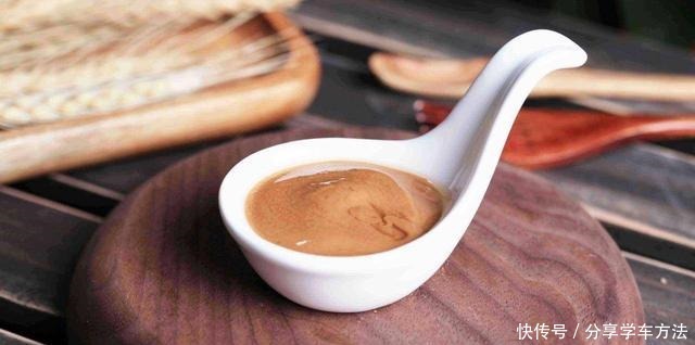 买的芝麻酱太浓稠,化不开教你两招,轻松化开,吃起来口感更好