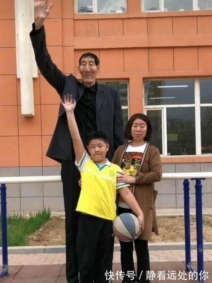 夏淑娟|身高2米36的巨人鲍喜顺,12年前不听医生劝阻生下儿子,赌对了吗