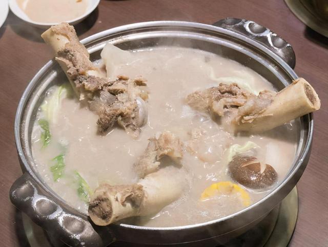 不论炖什么骨头汤,都别一加水就炖,多加1步,汤汁浓白像牛奶