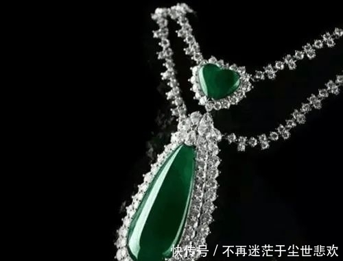 翡翠吊坠不仅增添亮点,更能突出您的品味