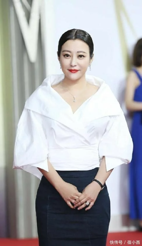 郝蕾的“括号臀”不是吹的，穿白衬衫配鱼尾裙走红毯，婀娜多姿