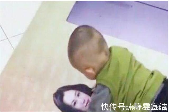 爸妈|出门买东西,宝宝一个动作,爸妈回头看到,恨不得找个地缝钻进去