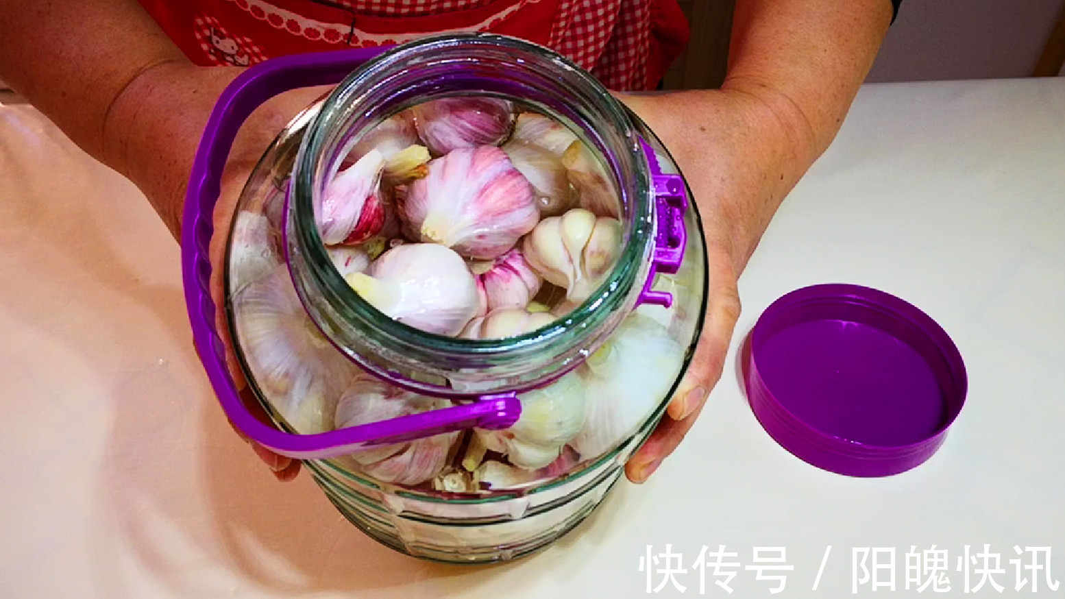 腌糖蒜时，直接加醋腌就错了，多加这1步，腌好后不辣心、不伤胃