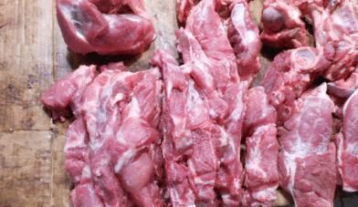 买排骨时,肋排、大排、小排哪个好?肉贩教你一招,买对不浪费!