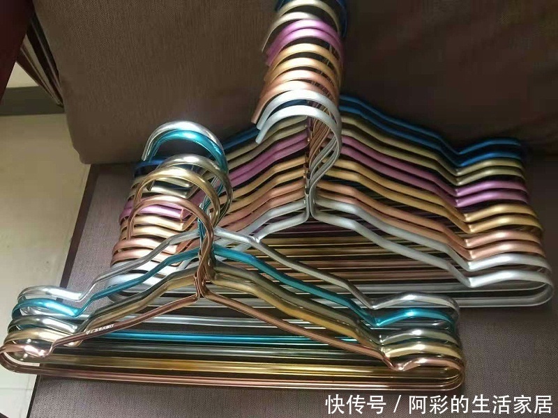 家里衣架太多太乱,怎么收纳?